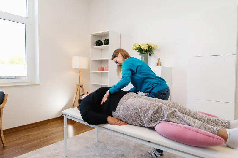 Behandlung auf der Therapieliege im hellen Behandlungsraum – Mundwerk Quedlinburg