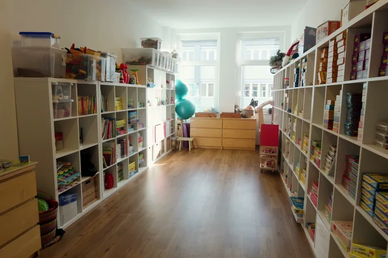 Regalwand mit Therapiematerial und Spielen – Mundwerk Quedlinburg