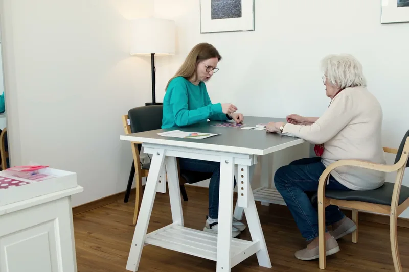 Sprachtherapie mit einer Seniorin am Tisch – Mundwerk Quedlinburg