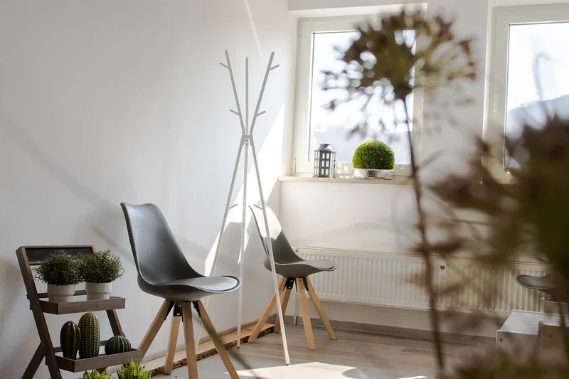 Wartebereich mit modernen Stühlen und Tageslicht – Mundwerk Wernigerode